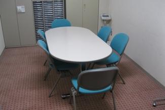 貸館として利用できる部屋のテーブルと椅子の画像